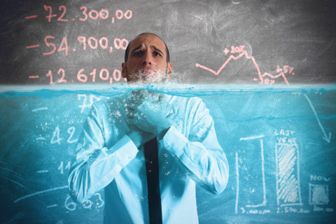 Uomo affoga a causa dei costi del conto corrente