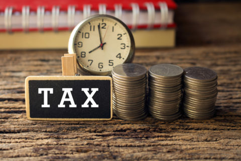 Concetto di tasse con orologio e risparmi